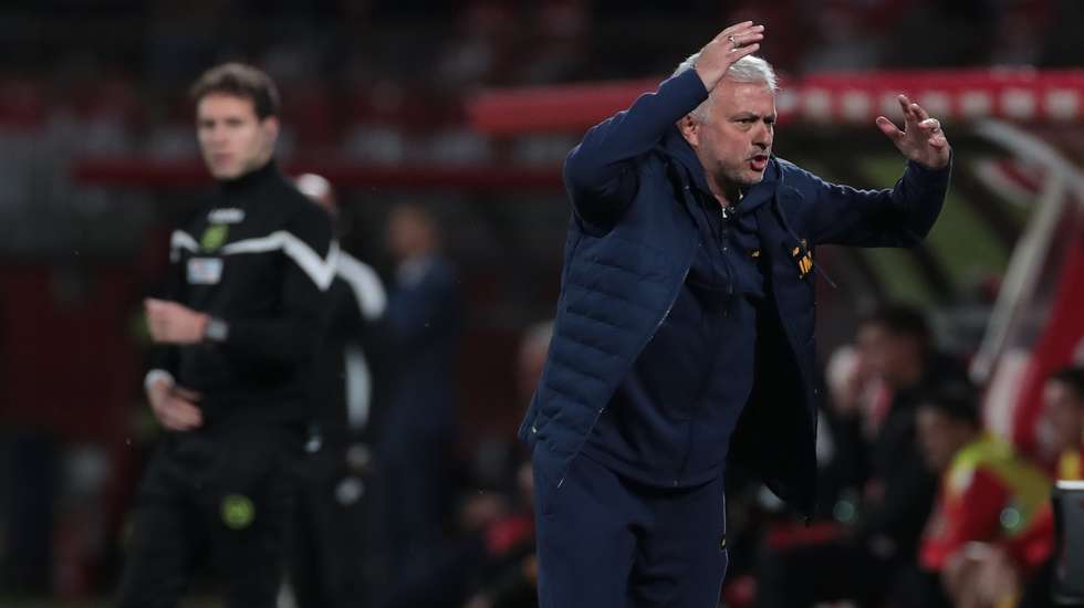 Mourinho fez duras críticas ao árbitro no final do jogo, depois de ter visto um amarelo no banco ainda na primeira parte