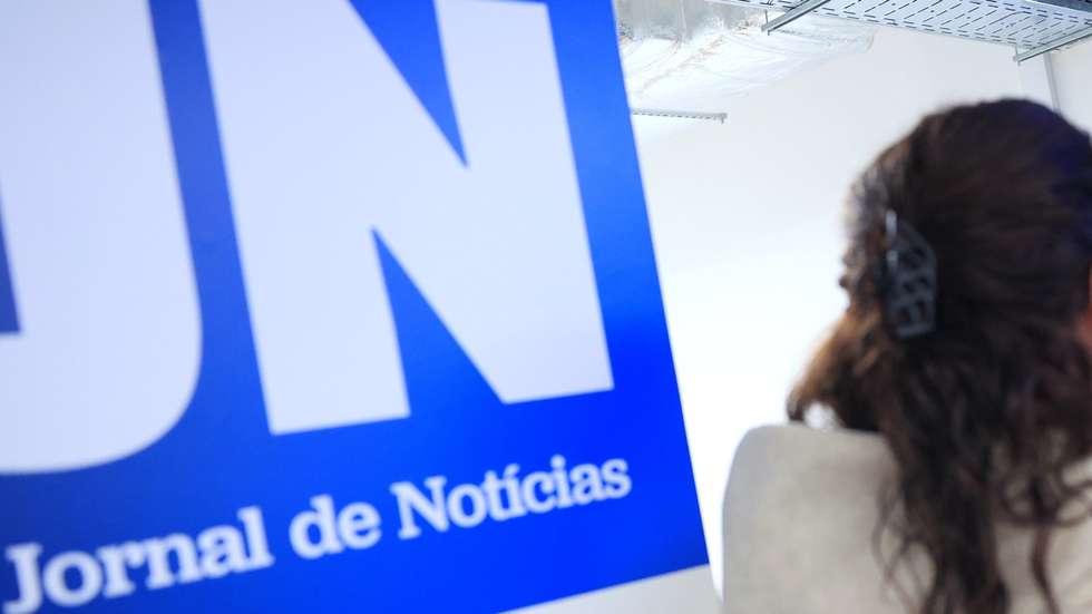 Inês de Sousa Real, porta-voz do PAN (D), conversa com trabalhadores do Jornal de Notícias, 01 de dezembro 2023, Porto. ESTELA SILVA/LUSA