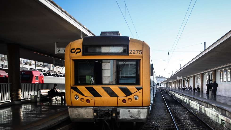 Um comboio parado na Estação de Santa Apolónia durante a greve de trabalhadores da Infraestruturas de Portugal, em Lisboa, 2 de julho de 2021. Os trabalhadores exigem aumento de salários, o cumprimento integral do clausulado do Acordo Coletivo de Trabalho, a negociação coletiva, a atualização do valor do subsídio de refeição e a integração do abono de irregularidade de horário no conceito de retribuição. MÁRIO CRUZ/LUSA