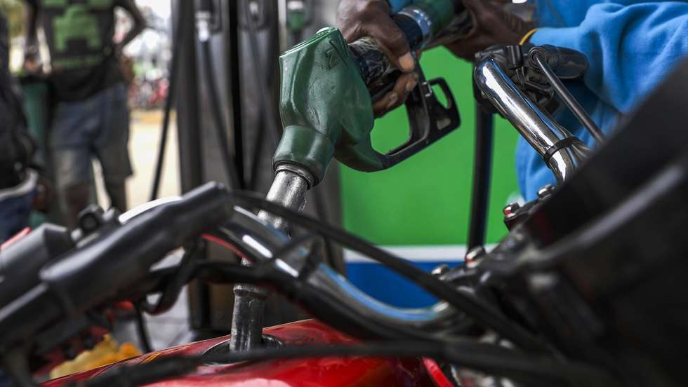 Taxistas e mototaxistas em Luanda dizem que a especulação do preço das viagens será inevitável devido a subida de quase 100% da gasolina, queixam-se de “burocracia” no acesso aos cartões subvencionados e lamentam a medida precipitada do Governo, Luanda, 8 de junho de 2023.  cenário de lamentações em consequência da subida do preço da gasolina, que há uma semana está a ser comercializado a 300 kwanzas (0,48 euros) contra os anteriores 160 kwanzas (0,25 euros) foram relatados pelos operadores de táxi, alguns dos quais assumem não terem os veículos em situação legal.  AMPE ROGÉRIO/LUSA