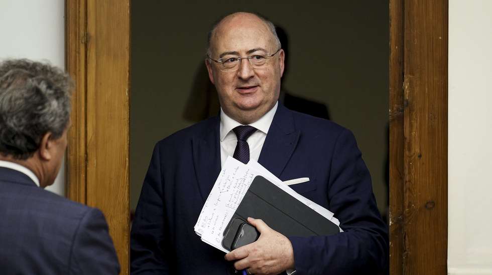 O ministro da Agricultura e Pescas, José Manuel Fernandes (D), à chegada para a sua audição perante a Comissão de Agricultura e Pescas, na Assembleia da República, em Lisboa, 12 de julho de 2024. FILIPE AMORIM/LUSA