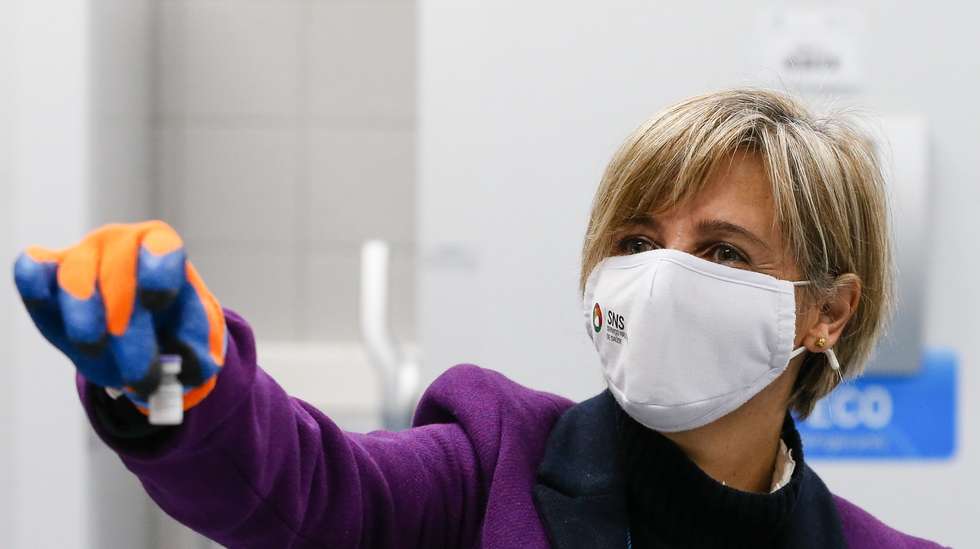 A ministra da Saúde Marta Temido segura um frasco do primeiro lote das vacinas contra a Covid-19 que chegou hoje a Portugal, ficando guardado numas instalações no concelho de Montemor-o-Velho, nos arredores de Coimbra, 26 de dezembro de 2020. Escoltada por forças de segurança, a viatura que transposta as vacinas, duas caixas que no total pesam 41 quilogramas, entrou no perímetro da unidade de armazenamento cerca das 09:45. A campanha de vacinação contra a Covid-19 arranca no domingo em Portugal, à semelhança de outros países da União Europeia, a vacina é facultativa, gratuita e universal, sendo assegurada pelo SNS. JOSÉ COELHO/LUSA