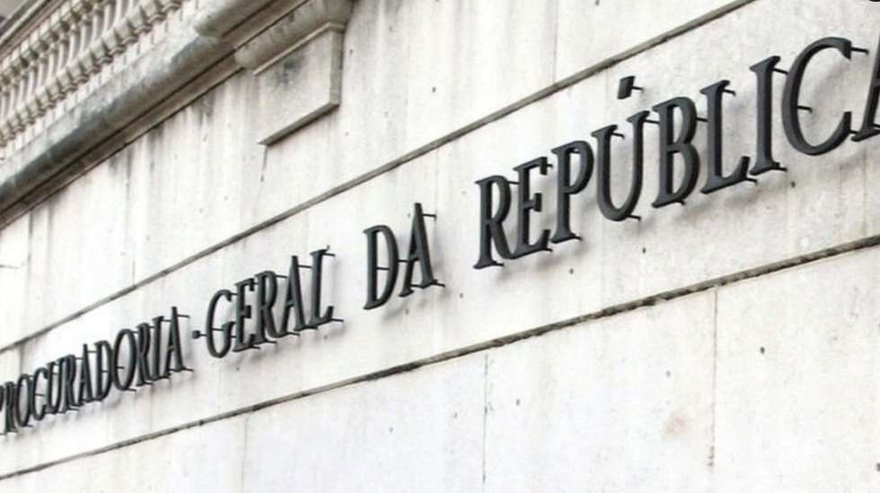Além deste arguido, acusado de homicídio qualificado na forma tentada e detenção de arma proibida, o processo envolve ainda mais três homens acusados, em coautoria, de favorecimento pessoal
