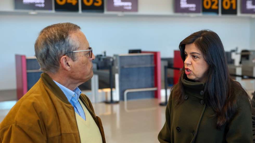 A porta-voz do Pessoas-Animais-Natureza (PAN), Inês de Sousa Real (C), acompanhada pelo cabeça de lista do PAN por Beja, Luís Coentro (D), conversa com um popular, durante uma visita ao aeroporto de Beja, no âmbito da campanha para as eleições legislativas do 10 de março, em Beja, 27 de fevereiro de 2024. O Presidente da República decretou a 15 de janeiro a dissolução do parlamento e a convocação de eleições legislativas antecipadas para 10 de março, na sequência da demissão do primeiro-ministro, António Costa, apresentada em 07 de novembro, por causa da Operação Influencer, e de imediato aceite pelo Presidente da República. NUNO VEIGA/LUSA