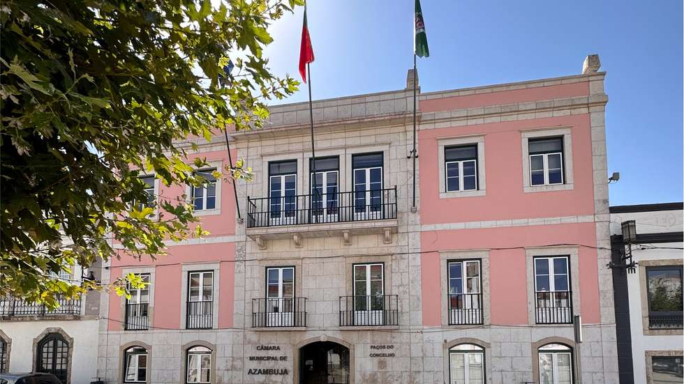 Caso se concretize a implementação deste centro de dados, é expectável que sejam criados 200 postos de trabalho permanentes e cerca de 500 empregos temporários durante a construção