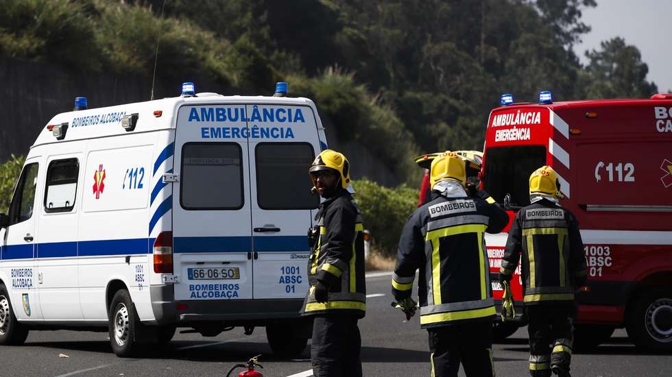 Uma colisão entre um camião e um autocarro, que transportava alunos de uma escola de Coimbra, causou hoje sete feridos ligeiros na autoestrada A8, em Alfeizerão, Alcobaça, 30 de maio de 2025. PAULO CUNHA/LUSA