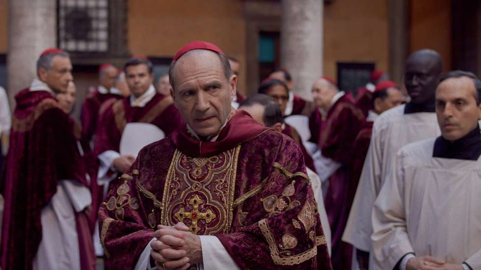 Ralph Fiennes, protagonista de "Conclave", está nomeado na categoria de Melhor Ator