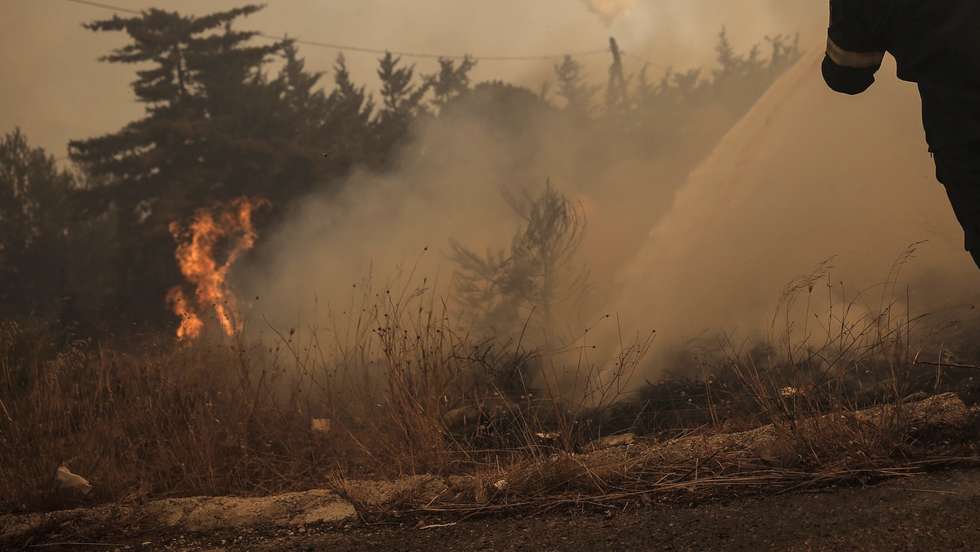 epa10815131 A firefighter battles flames at a residential area located at the foot of Parnitha mountain in the outskirts of Athens, Greece, 23 August 2023. Fire Brigade forces continue to battle a series of fire fronts across the country as a total of 209 wildfires broke out in the last three days. The wildfire that broke out on 22 August in the area of Fyli has affected areas south of Mount Parnitha, in the outskirts of Athens. A total of 65 fire engines with 202-member crew, nine teams of firefighters on foot assisted by 7 firefighting aircraft (including two from Sweden and two from Germany) and 8 water dropping helicopters, are currently battling the blaze, the Fire Bridage said.  EPA/KOSTAS TSIRONIS