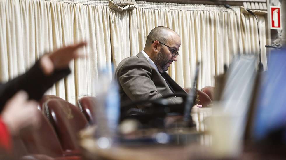 O deputado eleito pelo Chega (CH) e agora não inscrito, Miguel Arruda, durante a sessão plenária na Assembleia da República, em Lisboa, 24 de janeiro de 2025. Miguel Arruda é suspeito de ter furtado malas dos aeroportos de Lisboa e Ponta Delgada. ANTÓNIO PEDRO SANTOS/LUSA