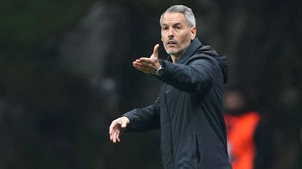 epa12616100 SC Braga head coach Carlos Vicens gestures during the Portuguese Primeira Liga match between SC Braga and SL Benfica, in Braga, Portugal, 28 December 2025.  EPA/HUGO DELGADO