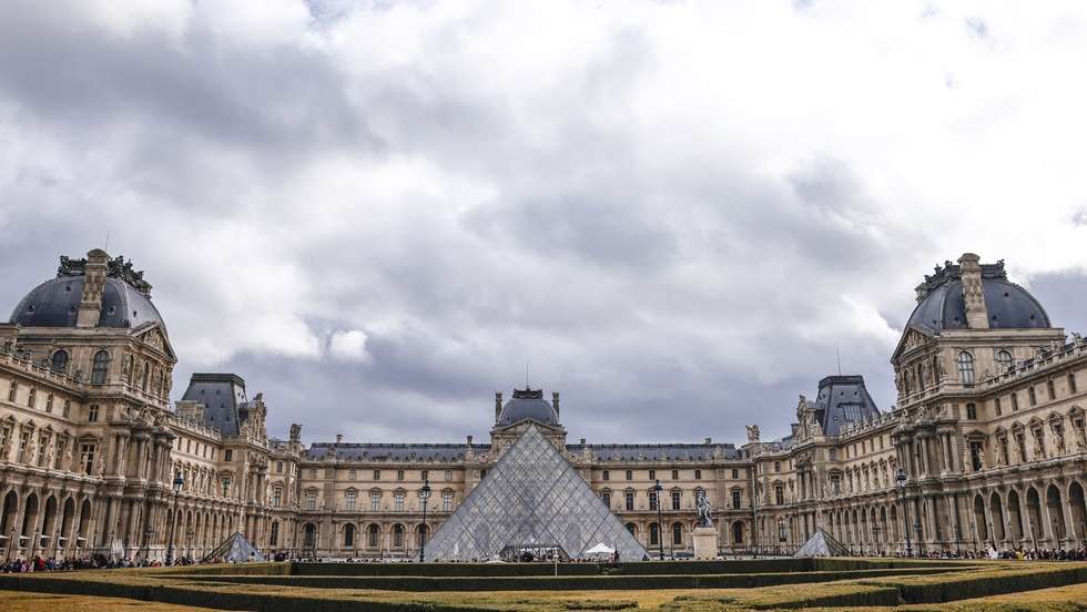epa12466946 An exterior view of the Louvre Museum a day after a robbery in Paris, France, 20 October 2025. The Louvre Museum was targeted in a robbery by several criminals who smashed windows to steal eight priceless royal pieces of jewelry on 19 October. The Louvre remains closed for a second day running. French Culture Minister Rachida Dati called it 'an attack on France’s cultural heritage.'  EPA/YOAN VALAT