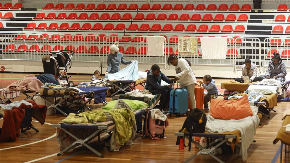 Pessoas deslocadas devido ao mau tempo num centro de acolhimento, em Santarém, 06 de fevereiro de 2026. Onze pessoas morreram em Portugal desde a semana passada na sequência da passagem das depressões Kristin e Leonardo, que provocaram também algumas centenas de feridos e desalojados. ANTÓNIO PEDRO SANTOS/LUSA