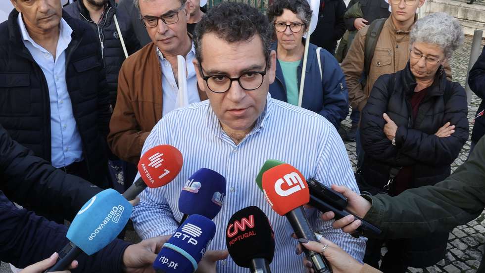 O líder da Frente Comum, Sebastião Santana, fala aos jornalistas durante a manifestação em dia da greve nacional de 24 horas dos trabalhadores da Administração Pública, de professores e de profissionais da inspeção tributária e aduaneira, convocada pela Frente Comum / Sindicato Nacional dos Trabalhadores da Administração Local e Regional, Empresas Públicas, Concessionárias e Afins, frente à EB/ES Passos Manuel, em Lisboa, 27 de outubro de 2023. JOÃO RELVAS/LUSA