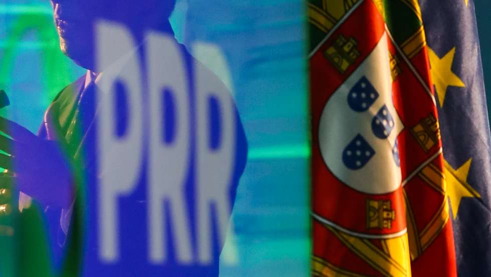 Reflexo do primeiro-ministro, António Costa, durante a sua intervenção na visita à empresa CAIMA S.A (Grupo Altri), no âmbito da Agenda Mobilizadora Transform (Transformação Digital do Setor Florestal para uma Economia Resiliente e Hipocarbónica), em Constância, 17 de março de 2023. PAULO CUNHA/LUSA