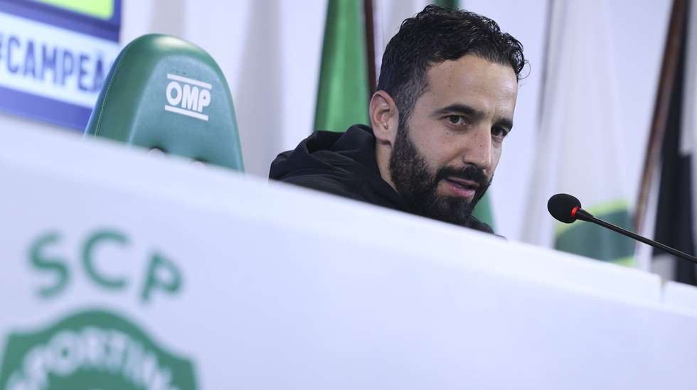 O treinador do Sporting, Rúben Amorim, fala na conferência de imprensa de antevisão do jogo com o Sporting de Braga para a meia-final da Taça da Liga, no Estádio José Alvalade em Lisboa, 22 de janeiro de 2024. TIAGO PETINGA/LUSA