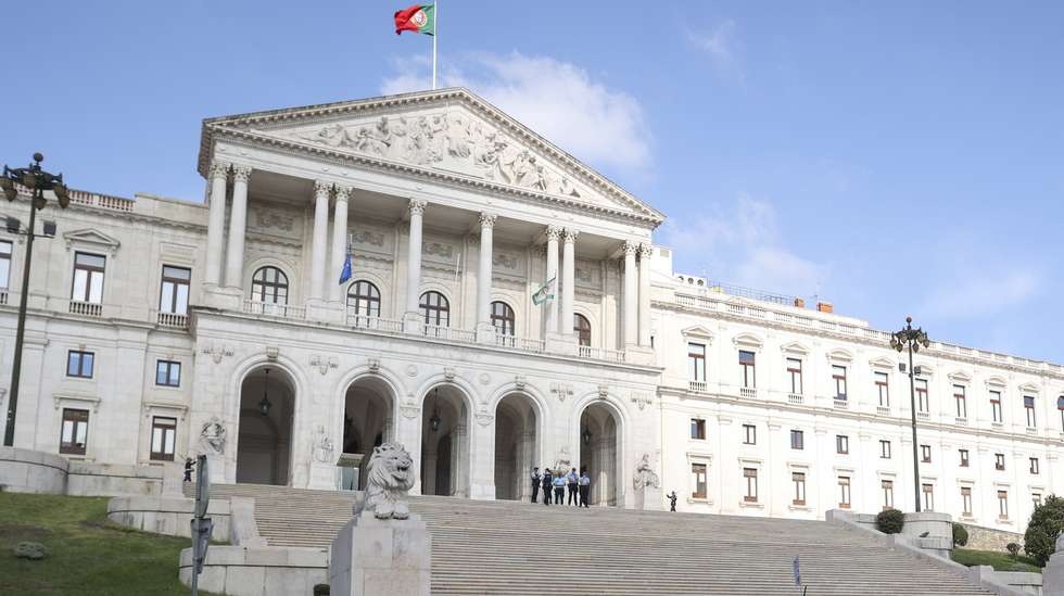 Manifestação de motoristas de TVDE que reivindicam melhores tarifas, selo holográfico e a revisão da lei que regula o setor TVDE,  esta manhã junto à Assembleia da República, em Lisboa, 23 de setembro de 2024. MIGUEL A. LOPES/LUSA