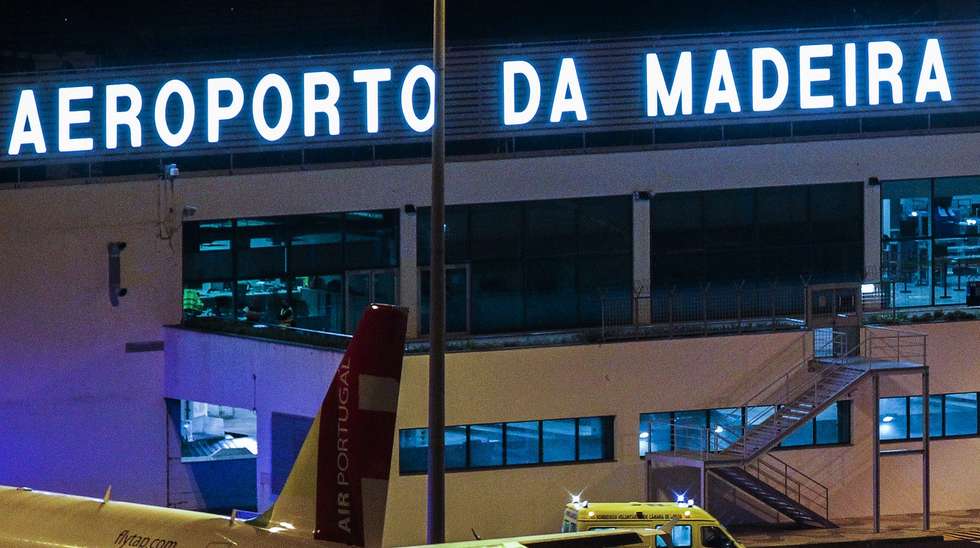 Chegaram esta noite ao Aeroporto Internacional da Madeira num avião C130 da Força Aérea Portuguesa (FAP) três doentes dos cuidados intensivos de hospitais de Lisboa para o hospital Nélio Mendonça, Santa Cruz, Madeira, 29 de janeiro de 2021. Na quinta-feira, o presidente do Governo da Madeira manifestou a "disponibilidade total" da região para receber doentes com covid-19 do continente, na sequência da "sobrecarga" que se verifica nos hospitais de Portugal continental. HOMEM DE GOUVEIA/LUSA