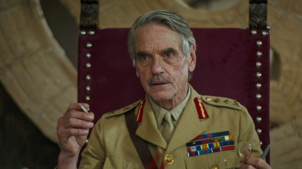 Jeremy Irons numa cena de "Palestina 36", de Annemarie Jacir