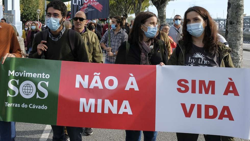 Mais de mil pessoas, incluindo os presidentes de Câmara de cinco municípios, participam hoje em Viana do Castelo num protesto contra a prospeção de lítio na Serra d’Arga, segundo números da organização, Viana do Castelo, 23 de outubro de 2021. A concentração para o protesto começou às 10:00, na Pousada de Juventude de Viana do Castelo, com quatro presidentes de Câmara do PS (Viana do Castelo, Caminha, Vila Nova de Cerveira e Paredes de Coura) e um do CDS-PP (Ponte de Lima) a unirem-se à manifestação contra os projetos de prospeção e pesquisa de lítio previstos para Serra d’Arga. ARMÉNIO BELO/LUSA
