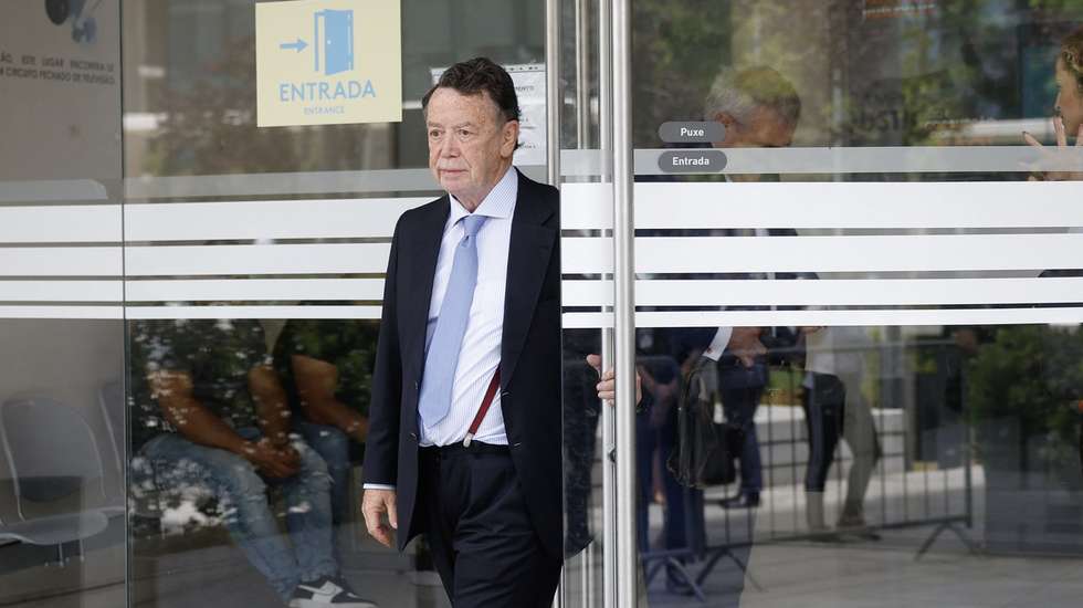 O antigo ministro da Economia, Manuel Pinho, à saída do Campus de Justiça, onde ouviu a leitura do acórdão do caso EDP, no Parque das Nações, em Lisboa, 06 de junho de 2024. Manuel Pinho foi condenado a uma pena de 10 anos e de seis anos. O coletivo de juízes presidido pela magistrada Ana Paula Rosa, do Juízo Central Criminal de Lisboa, condenou ainda a mulher do ex-governante, Alexandra Pinho, a uma pena de quatro anos e oito meses, suspensa na execução. ANTÓNIO PEDRO SANTOS/LUSA