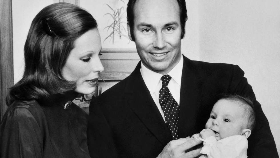 Aga Khan IV com a mulher Salimah e o segundo filho do casal, o príncipe Rahim, em 1971
