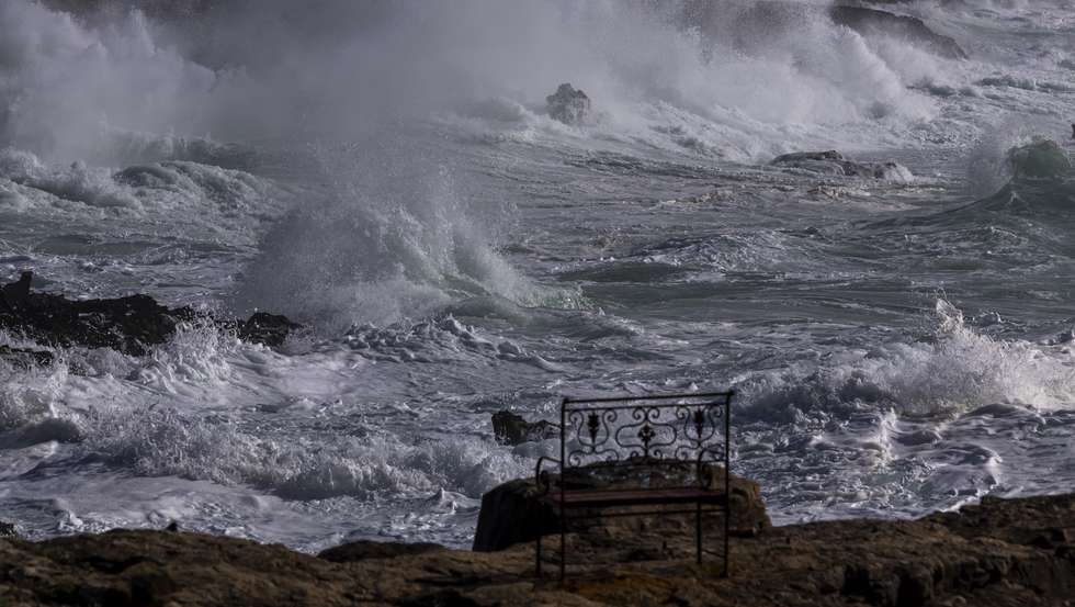 Ondulação junto à estrada do Guincho, Cascais, 27 de janeiro de 2025. Todos os distritos do continente estão hoje e terça-feira sob avisos por causa da chuva e vento forte, oito dos quais a vermelho por causa da agitação marítima, devido aos efeitos da depressão Herminia, segundo o IPMA. JOSÉ SENA GOULÃO/LUSA