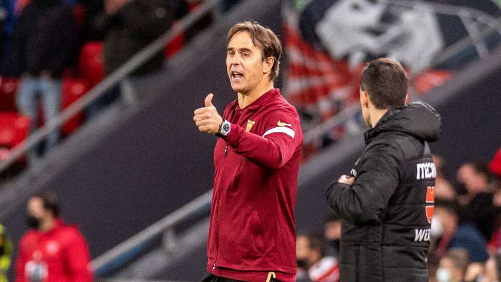 epa09637403 Sevilla's head coach Julen Lopetegui reacts during the Spanish LaLiga soccer match held between Athletic Club Bilbao and Sevilla FC held at San Mames Stadium in Bilbao, northern Spain, 11 December 2021.  EPA/Javier Zorrilla