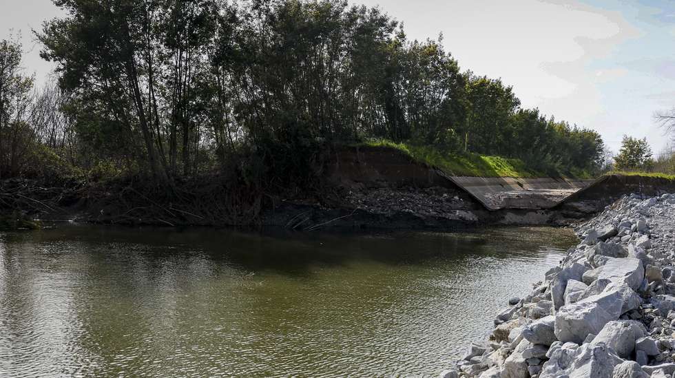 Obras de reparação nas bacias do rio Mondego junto à intervenção de reparação, em curso, da rotura no dique da margem direita do rio Mondego, que hoje tiveram a visita do ministro da Agricultura e Mar, José Manuel Fernandes, e da presidente da Câmara Municipal de Coimbra, Ana Abrunhosa, em Casais, Viaduto da A1, em Coimbra, 24 de fevereiro de 2026. PAULO NOVAIS/LUSA