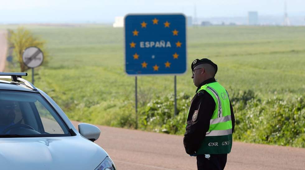 Um agente da GNR informa um condutor de um veículo espanhol que a fronteira do Retiro se encontra fechada ao trânsito pelo período de um mês, devido à pandemia do Covid-19, em Campo Maior, 17 de março de 2020. O controlo das fronteiras terrestres entre Portugal e Espanha passou a ser feito a partir das 23:00 do dia 16, tendo sido também a esta hora suspensas as ligações aéreas, ferroviárias e fluviais entre os dois países. NUNO VEIGA/LUSA