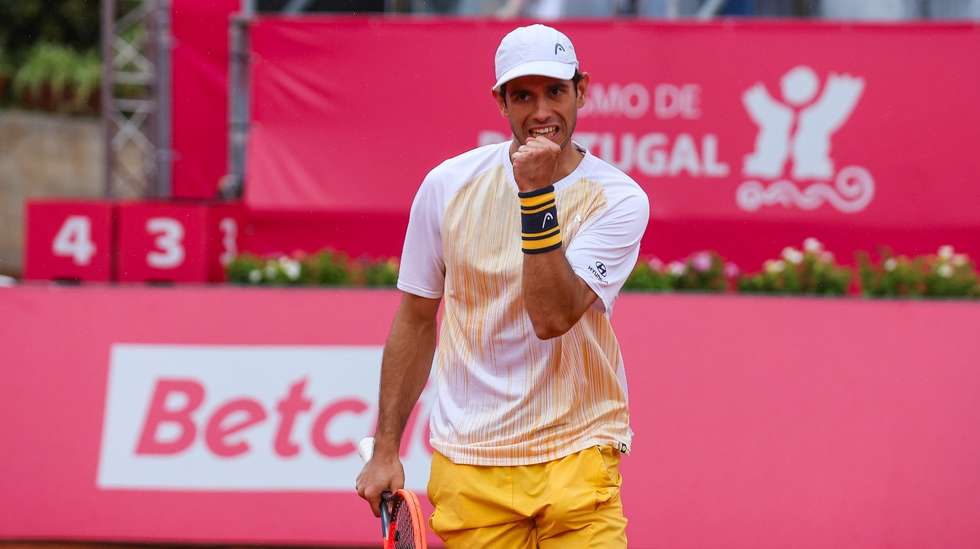 Nuno Borges conseguiu apenas ganhar o primeiro jogo na nona tentativa (quinta no seu serviço) mas foi a tempo de uma grande recuperação frente a Lucas Pouille