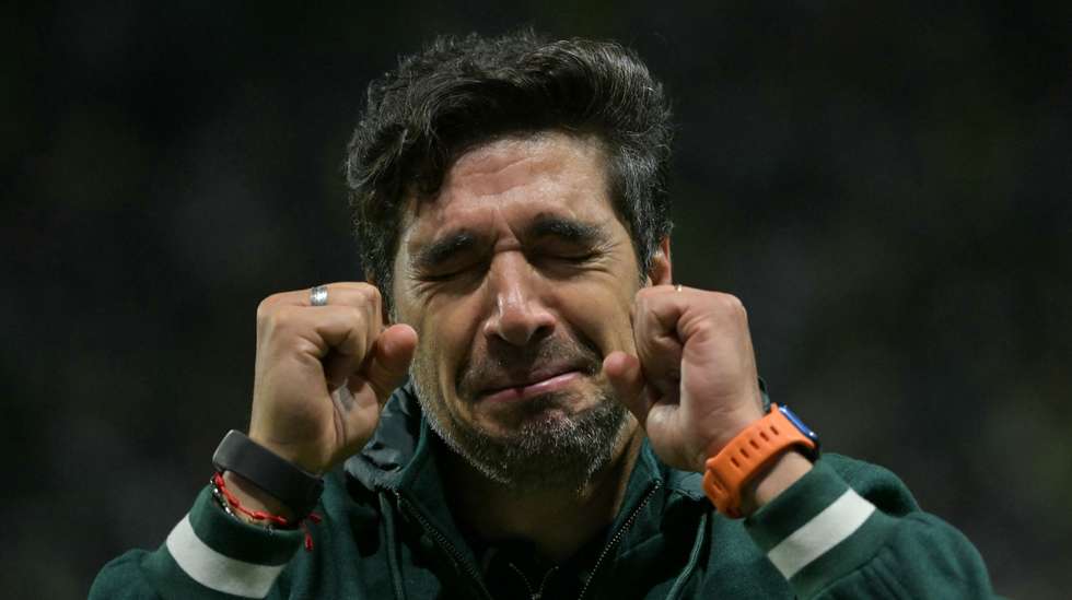 Abel Ferreira não conteve a emoção numa "noite mágica" em que o Palmeiras conseguiu a reviravolta depois da derrota por 3-0 no Equador frente à Liga de Quito