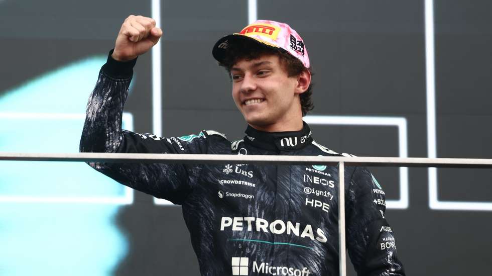 Kimi Antonelli, de 19 anos, passou a ser o líder mais novo de sempre do Mundial de Fórmula 1, superando o registo de Lewis Hamilton