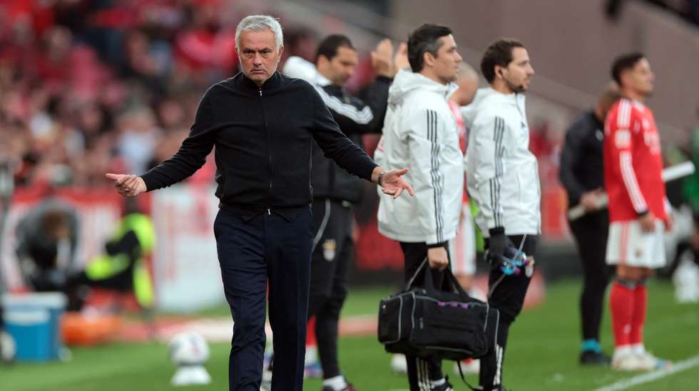 Mourinho destacou boa entrada do Benfica em jogo frente ao Nacional com dois golos em menos de 15 minutos mas lamentou oportunidades falhadas durante o jogo