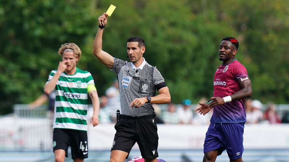 António Nobre dirigiu pela primeira vez a final da Taça de Portugal, marcada também pelos equipamentos que quiseram homenagear décadas do setor da arbitragem