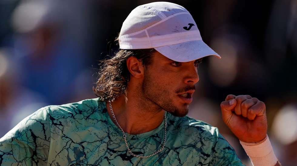 Jaime Faria venceu o quinto jogo seguido em Paris entre qualifying e quadro principal, chegando pela primeira vez à terceira ronda de um Grand Slam