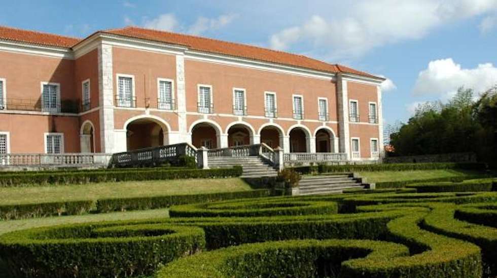 Localizado no Jardim Botânico Tropical, em Belém, o Palácio dos Condes da Calheta está aberto de terça-feira a domingo, das 10h00 às 17h00