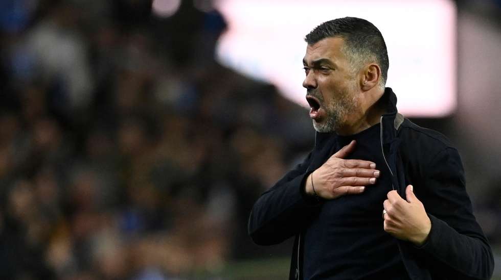 Sérgio Conceição foi puxando pelas bancadas nos minutos finais do encontro, apontando para o símbolo do FC Porto