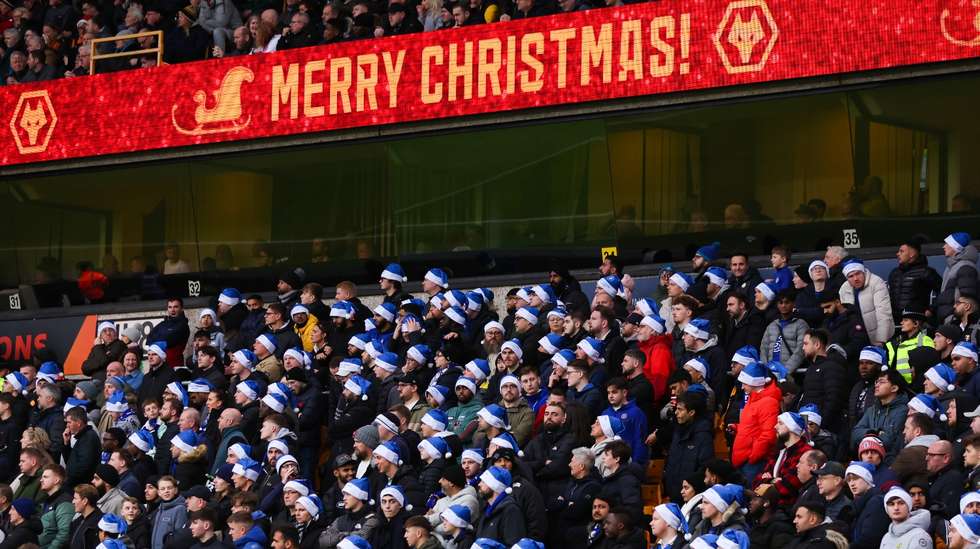Adeptos do Chelsea assistiram ao jogo frente ao Wolverhampton vestidos a rigor mas viram a equipa sofrer mais uma derrota na véspera de Natal