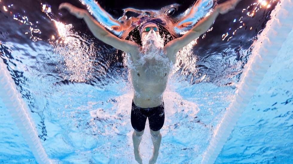 Léon Marchand dominou por completo a final dos 400 metros estilos, que deixou de ter história a partir dos 150 metros