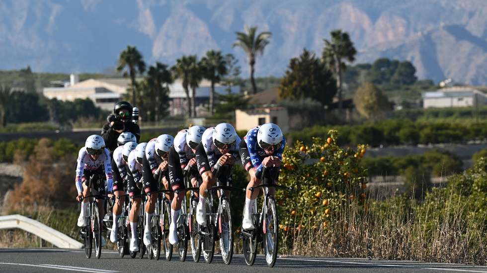 UAE Team Emirates de João Almeida fez o terceiro melhor tempo no contrarrelógio por equipas em Orihuela, atrás da Lidl-Trek e da Jayco