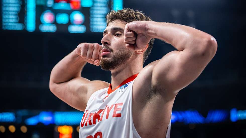 Alperen Sengün, poste dos Houston Rockets, foi o grande destaque do encontro para a Turquia num duelo particular contra Neemias Queta, o melhor de Portugal