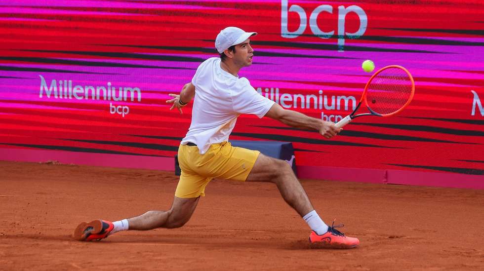 Nuno Borges melhorou no segundo set depois da derrota por 6-2 mas não foi suficiente para impedir eliminação nos quartos do Estoril Open