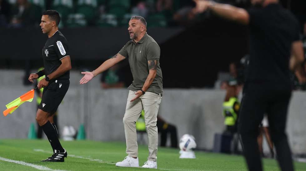 Rui Borges sofreu a primeira derrota no Campeonato com o Sporting mas acabou a deixar elogios à atuação da equipa frente ao FC Porto