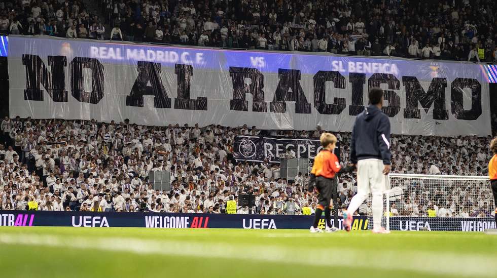 Real Madrid preparou tarja gigante no Santiago Bernabéu contra o racismo no momento da entrada das equipas em campo