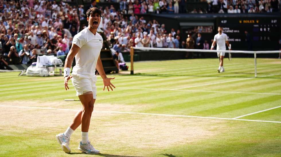 Depois da vitória a cinco sets na última final, Carlos Alcaraz precisou apenas de três parciais para reconquistar o troféu frente a Novak Djokovic