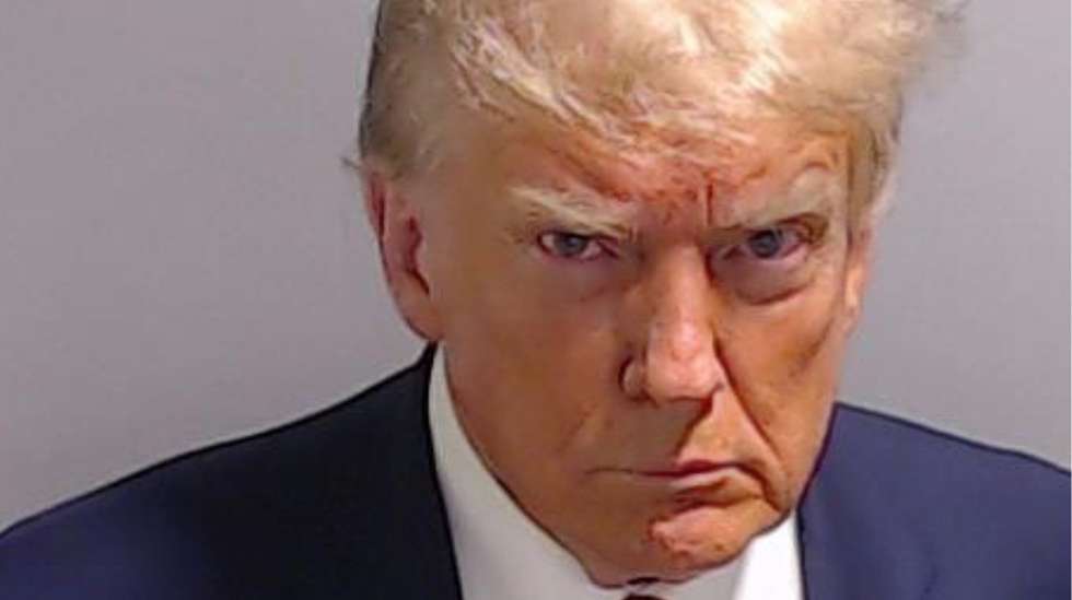 Trump compareceu na prisão do condado de Fulton e tornou-se no primeiro ex-presidente norte-americano a ter uma "fotografia de detido".