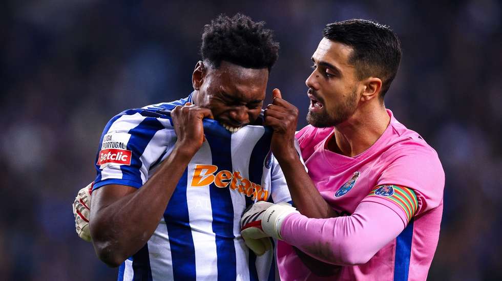 Samu não escondeu a insatisfação com o período de descontos no clássico e teve de ser acalmado por Diogo Costa após o apito final