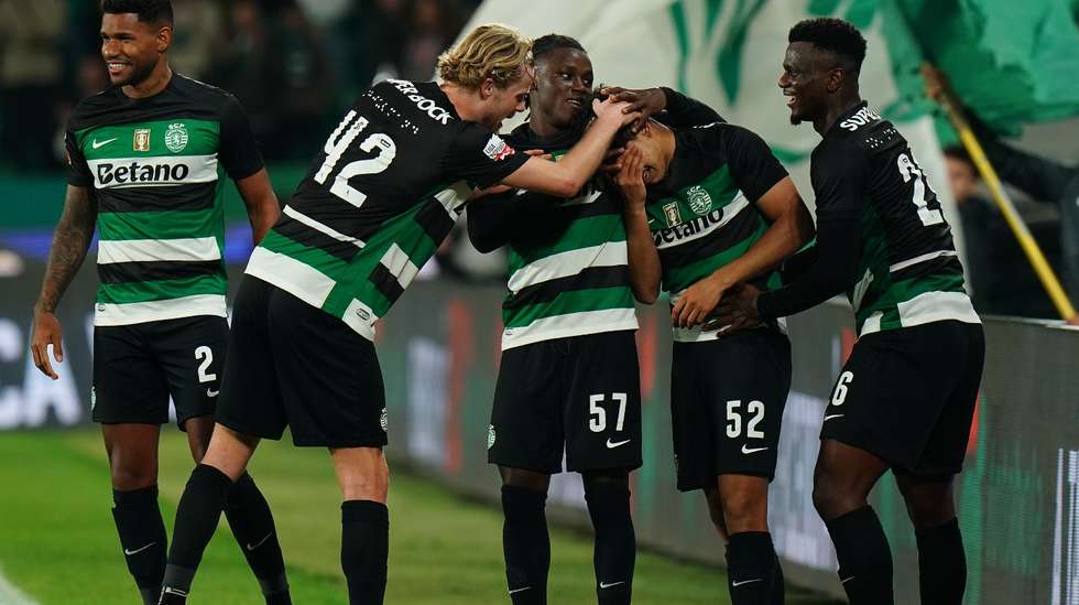 João Simões não aguentou as lágrimas depois de marcar o primeiro golo pela equipa principal do Sporting, muito celebrado com todos os companheiros