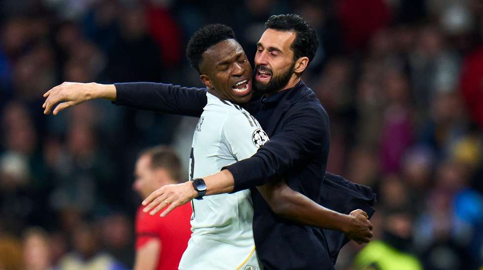 Vinícius Jr. marcou o quinto golo da goleada do Real Madrid frente ao Mónaco e foi abraçar o técnico Álvaro Arbeloa ao banco
