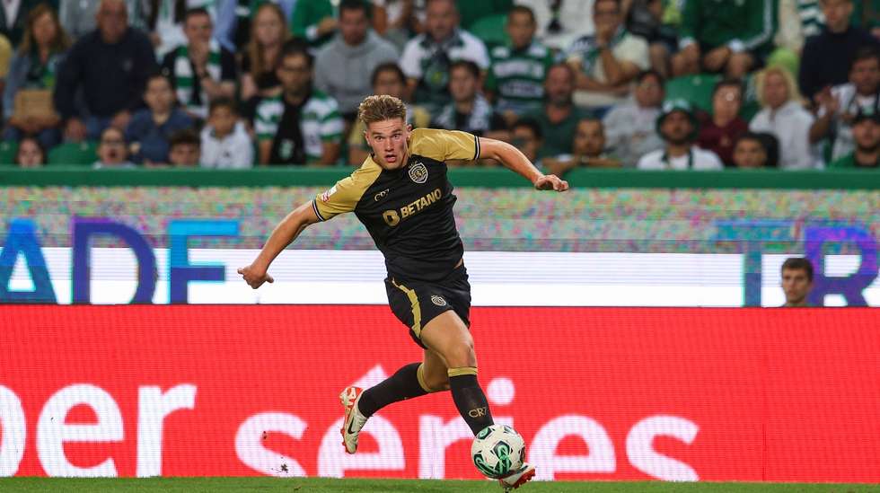 Viktor Gyökeres, maior contratação de sempre do Sporting e melhor marcador dos leões em 2023/24, em ação com o equipamento que recorda os 20 anos da inauguração do Estádio José Alvalade